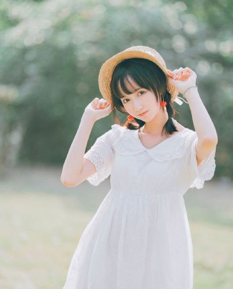 扒开她粉嫩的小缝尿进去动漫
