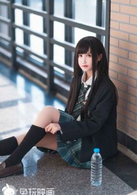 两个女人在有风景的海滩
