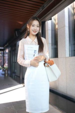 丰满迷人的老师少妇电影