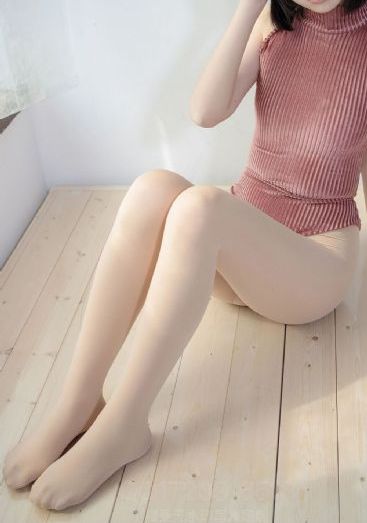 不戴乳罩的丰满已婚妇女2